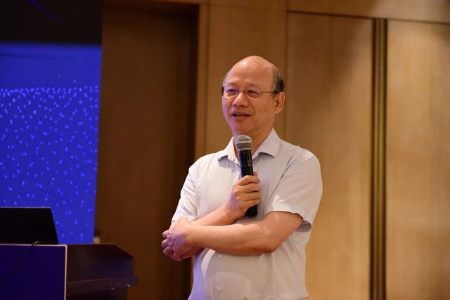 中国社科院学部委员杨开忠教授发表主旨演讲 中国社科院学部委员杨开忠教授发表主旨演讲