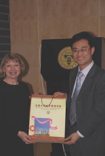 上图为:邱斌教授与Albert-Batt女士赠送礼物